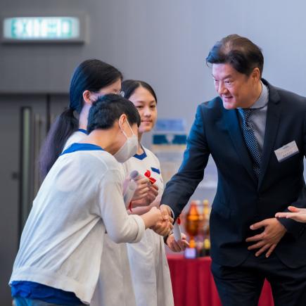 「薪火相傳」國民教育活動系列平台執行主席姚祖輝先生與得奬師生親切交流。