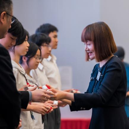 政制及內地事務局粵港澳大灣區發展專員陳潔玲女士頒發初中組冠軍殊榮予香港中文大學校友會聯會張煊昌中學師生。