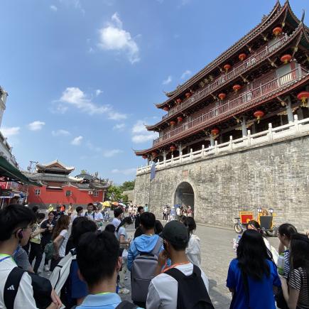 學生參訪潮州府城牆遺址，了解潮州保育歷史建築的方法及成效。