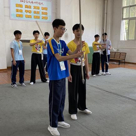 學生在汕頭文化藝術學校參與潮劇課堂體驗。