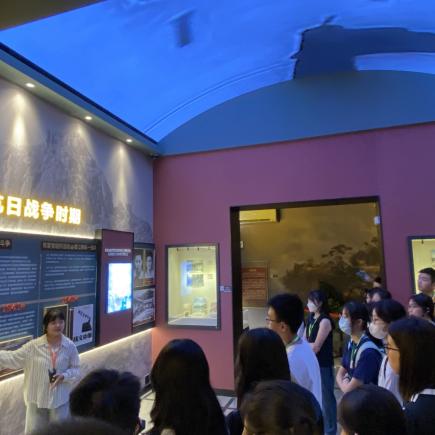 學生在鳳凰山革命紀念公園認識中國人民如何抵抗外敵的歷史。