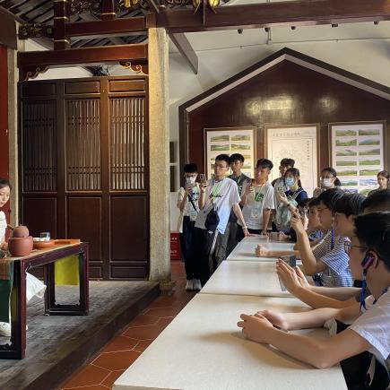 學生在潮州鳳凰單叢茶博物館認識工夫茶藝及茶文化的歷史。