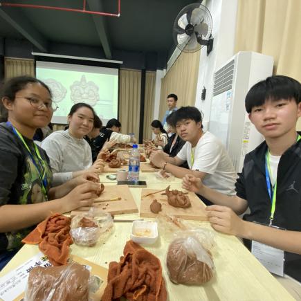 學生在大吳泥塑博物館體驗大吳泥塑的製作方法。