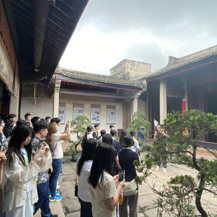 學生參訪龍湖古寨，認識及欣賞古寨內的古建築特色。