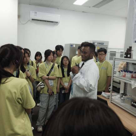學生於廣東醫谷‧南沙生命科學園（一園）與科研人員交流，了解大灣區醫療及生物企業的發展成果。