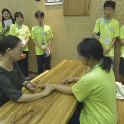 學生於廣東中醫藥博物館體驗脈診，認識中國傳統醫學文化。