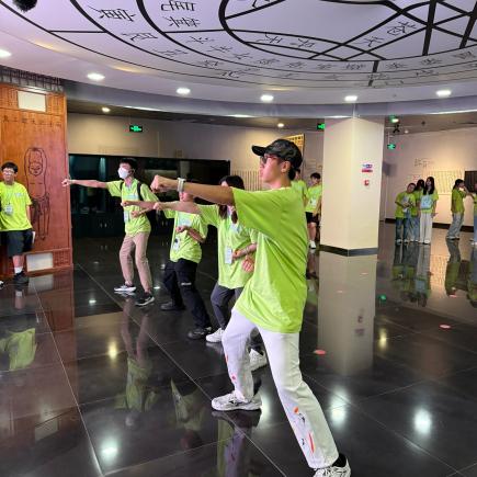 學生於廣東中醫藥博物館通過人工智能系統學習八段錦，認識中國傳統醫學文化。
