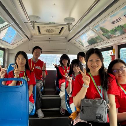 學生於仙湖氫谷研發基地體驗氫能汽車，了解現代科技的應用及其對民生的影響。