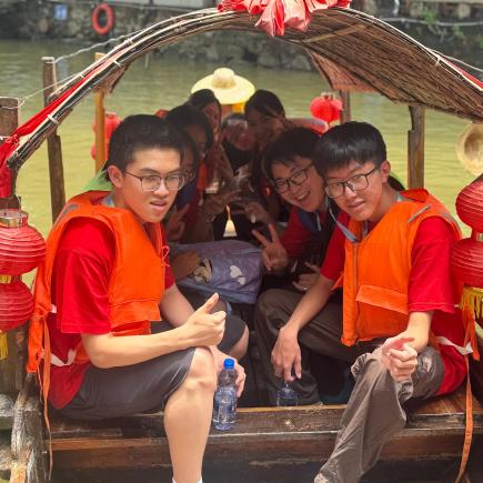 學生於逢簡水鄉乘坐水舟，認識嶺南建築特色及傳統文化。