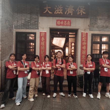 學生參訪佛山嶺南天地，認識古建築群與現代商業化融合的街區特色。
