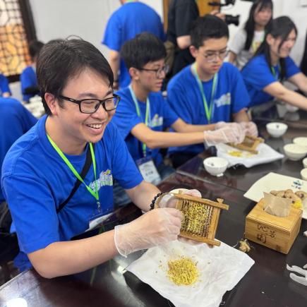 學生體驗製作薑汁撞奶，學習製作薑末的方法。