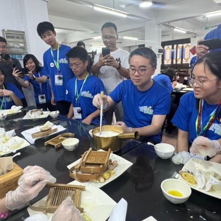學生體驗製作薑汁撞奶，學習過濾水牛奶，並把奶加熱，然後沖入備好的薑汁中。