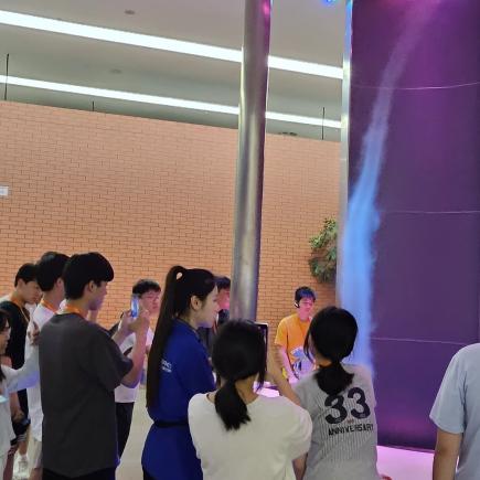 學生參訪誠毅科技探索中心主展館，體驗不同的自然現象（如水龍捲），以提升他們對科學議題的興趣。