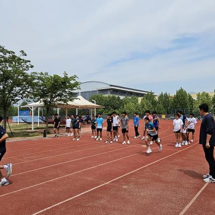 學生在青島市體育運動學校體驗田徑訓練，他們認真接受教練的指導，以提升技術水平。