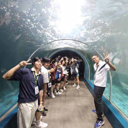 學生在青島海洋科技館觀賞珍稀海洋生物標本及生物，他們驚訝於國家海洋生物的多樣性，明白保育海洋的重要性。
