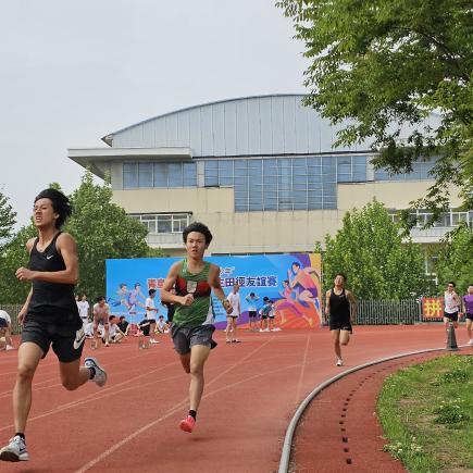 學生與青島市體育運動學校學生進行友誼賽，兩地學生拼力作賽，賽後亦互相交流心得，氣氛融洽。