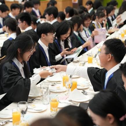 北京、香港和澳门三地学生于香港中文大学参与高桌晚宴并交换具该地特色的纪念品。