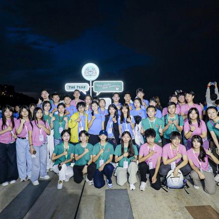 学生专心了解凉茶的历史，进行成份辨析的小游戏。