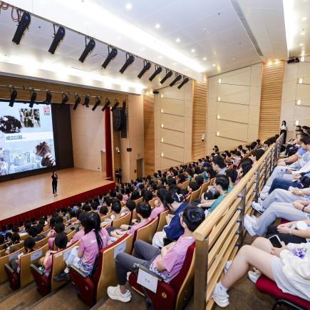 师生游毕香港太平山顶后，于维港夜景前合照留念。