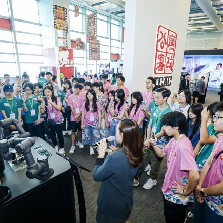 师生参与香港廉政公署的讲座。了解香港廉政公署在维护廉洁、诚信、法治及公平的相关工作。