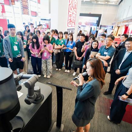 嘉宾及师生正聆听香港廉政公署负责人员的讲解。