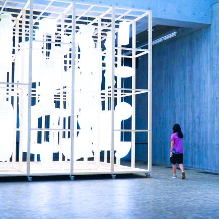 学生在多角度观赏香港M+博物馆的大型展品。