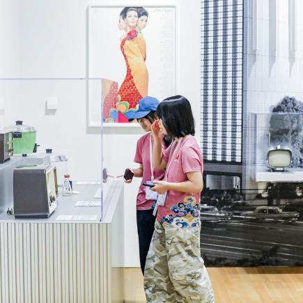 学生正在欣赏香港M+博物馆的藏品。