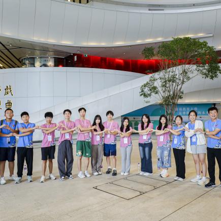 师生在观看茶馆剧场前，先在香港戏曲中心留影。