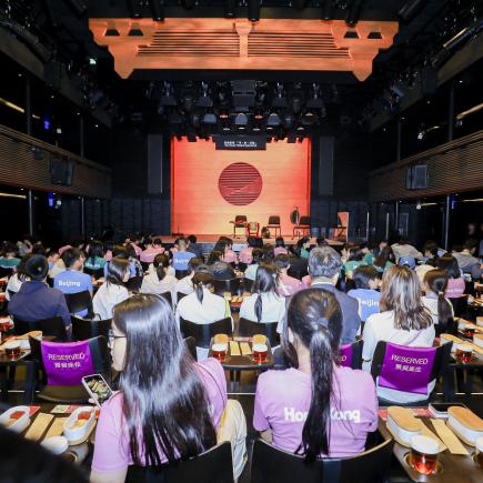 众人对茶馆剧场的陈设感到好奇，雀跃地等候粤剧表演的开始。