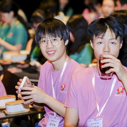 在等待表演节目开始时，先品尝剧场准备的茶点，体会中国传统文化。