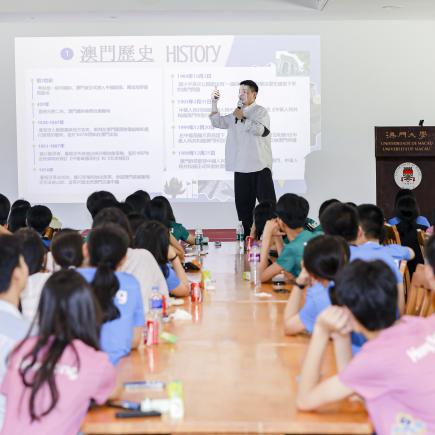 师生在澳门大学参加国情讲座，深入了解国家及澳门的历史及发展进情。