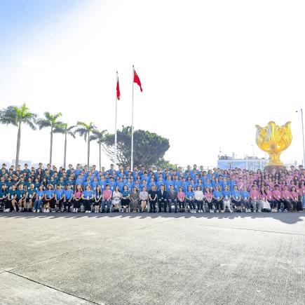 学生参与于香港金紫荆广场举行的升旗仪式，并于广场留影。