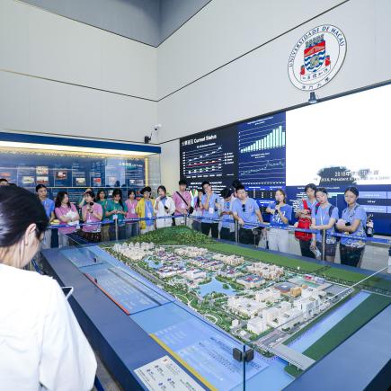 师生参观澳门大学，了解校史、学校现况及升学信息。