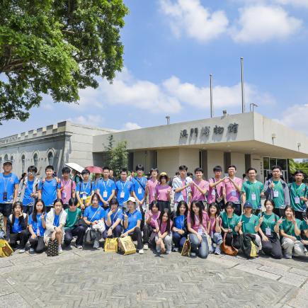 三地师生参观澳门博物馆，观赏丰富的藏品后合照留念。