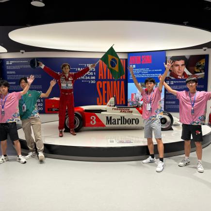 学生在澳门大赛车博物馆体验模拟驾驶。