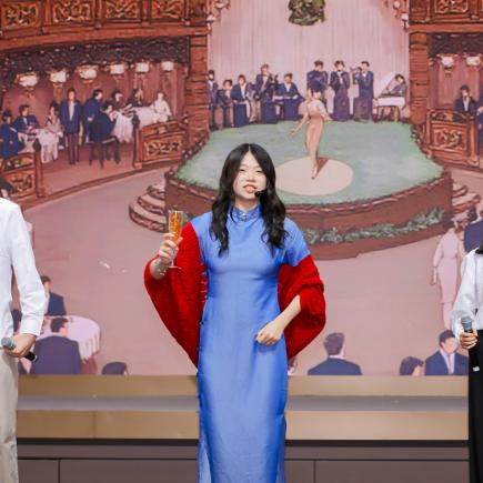 学生在闭营仪式表演话剧，重演香港市民为抗日贡献的情境。