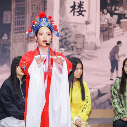 学生在闭营仪式表演话剧，剧目结合粤剧、乐器表演、戏剧和歌唱等元素。
