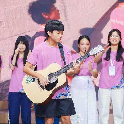 学生在闭营仪式表演话剧，剧目结合粤剧、乐器表演、戏剧和歌唱等元素。