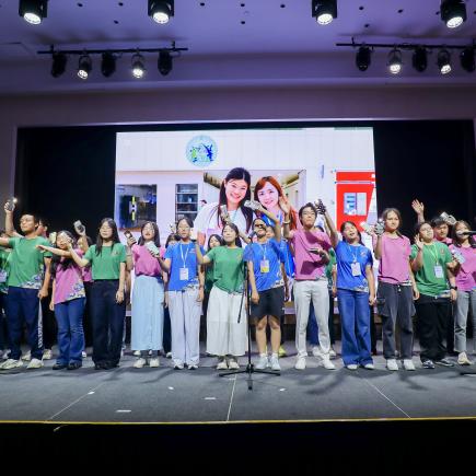 三地学生在闭营仪式共同献唱，歌颂彼此的友谊，亦为夏令营画上完美句点。