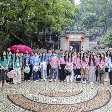 师生参观妈阁庙，了解妈祖文化，其后合照留念。