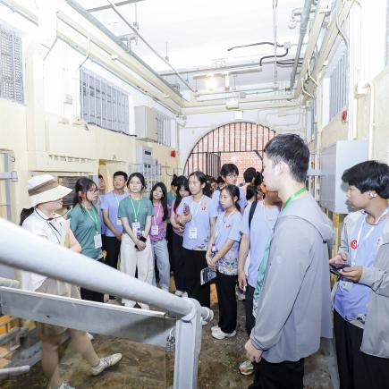 学生在香港大馆边参观边聆听导赏员讲解。