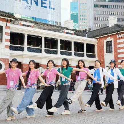 三地师生一起参观香港大馆，并在活化后的法定古迹— —前警察总部大楼前留影。