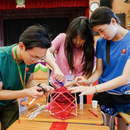 三地学生携手扎作花灯，作品渐见雏形。