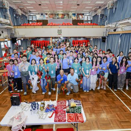 三地师生拿着花灯成品，与导师一起合照。