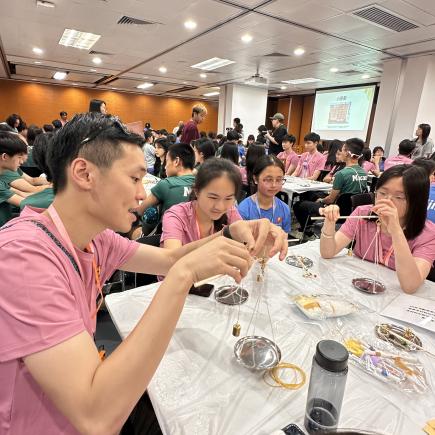 师生一起制作凉茶包，传承传统手艺。