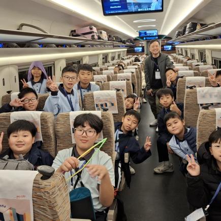 師生們濟濟一堂乘坐高鐵由香港前往江門，體驗國家科技進步與交通便利。