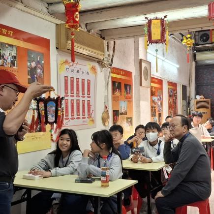 學生參訪東藝宮燈，在非遺傳承人的帶領下，了解宮燈的特色及製作的技藝。