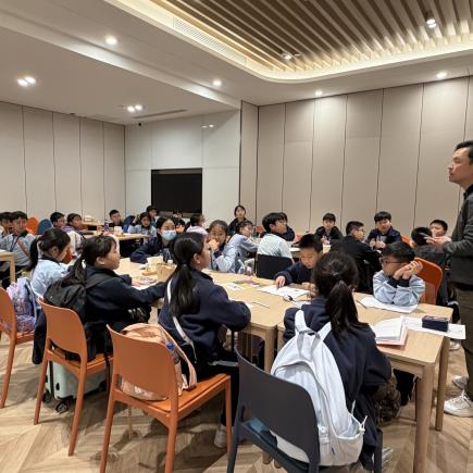 師生積極整理參訪所得。