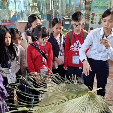 學生在導賞員的帶領下，學習製作葵扇的技藝。