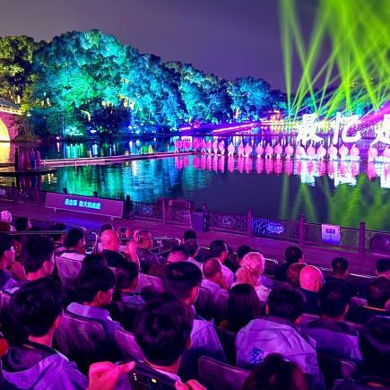 师生欣赏《最忆是杭州》表演，了解杭州如何通过科技演绎文化、承传文化